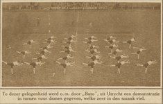 870578 Afbeelding van een demonstratie van de dames van Utrechtse turnvereniging 'Bato', tijdens de jubileumwedstrijden ...